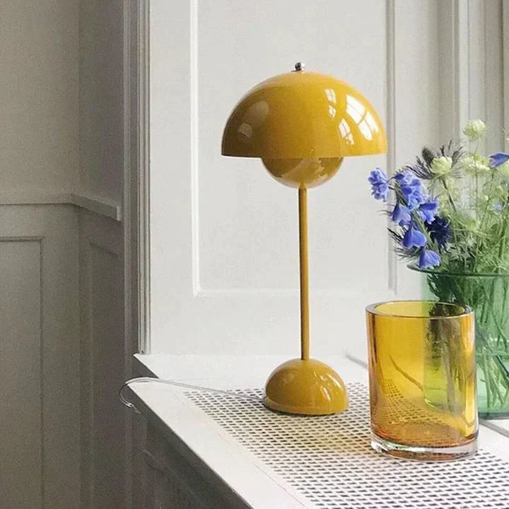 Luxurious contemporary Nordic table lamp