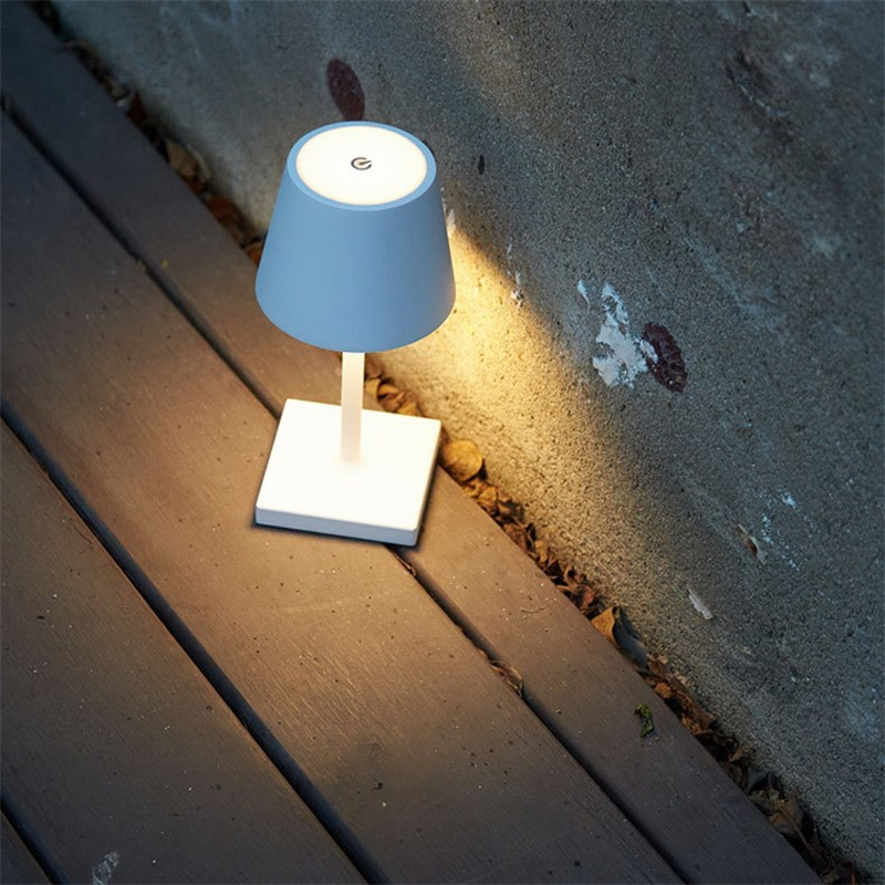 Cordless rechargeable USB lamp