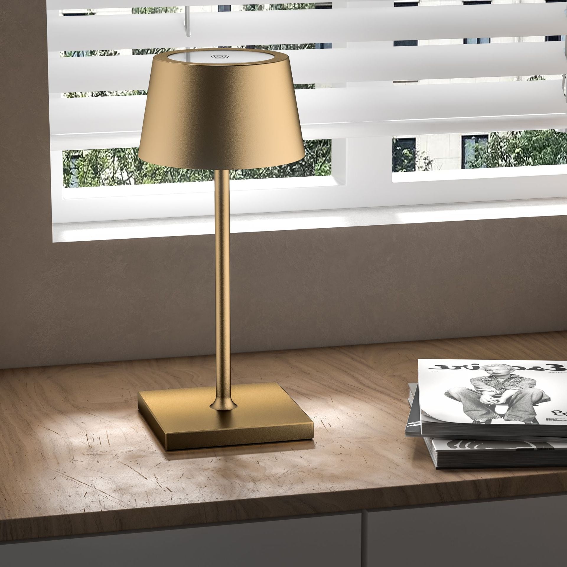 Cordless rechargeable USB lamp