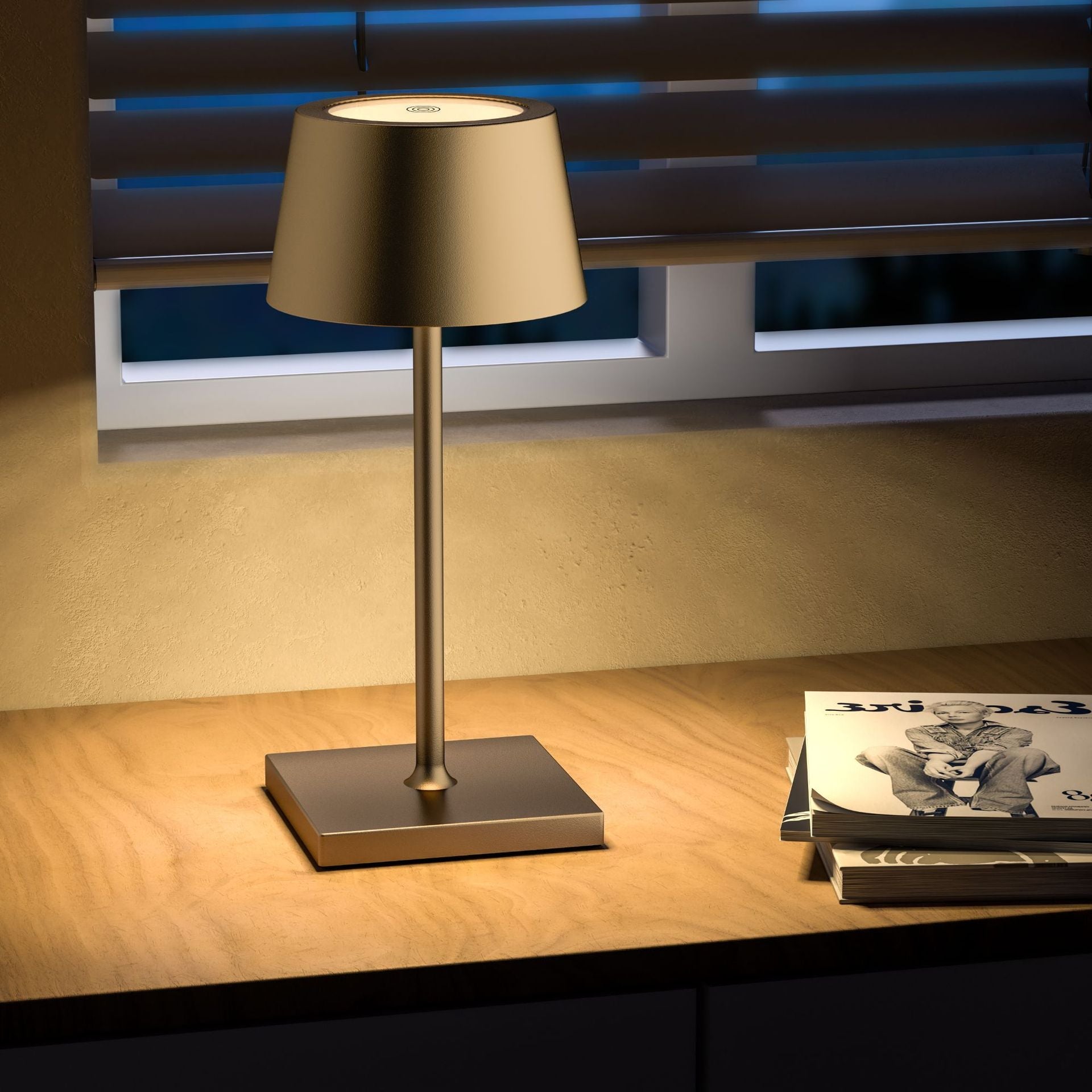 Cordless rechargeable USB lamp